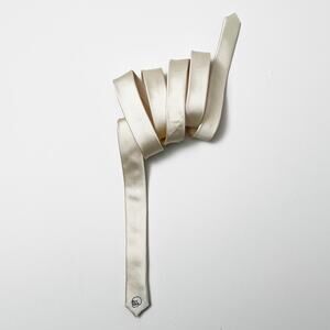 White Skinny Silk Tie with Skull Embroidery – Men’s Gothic / Rock Style – NWOT